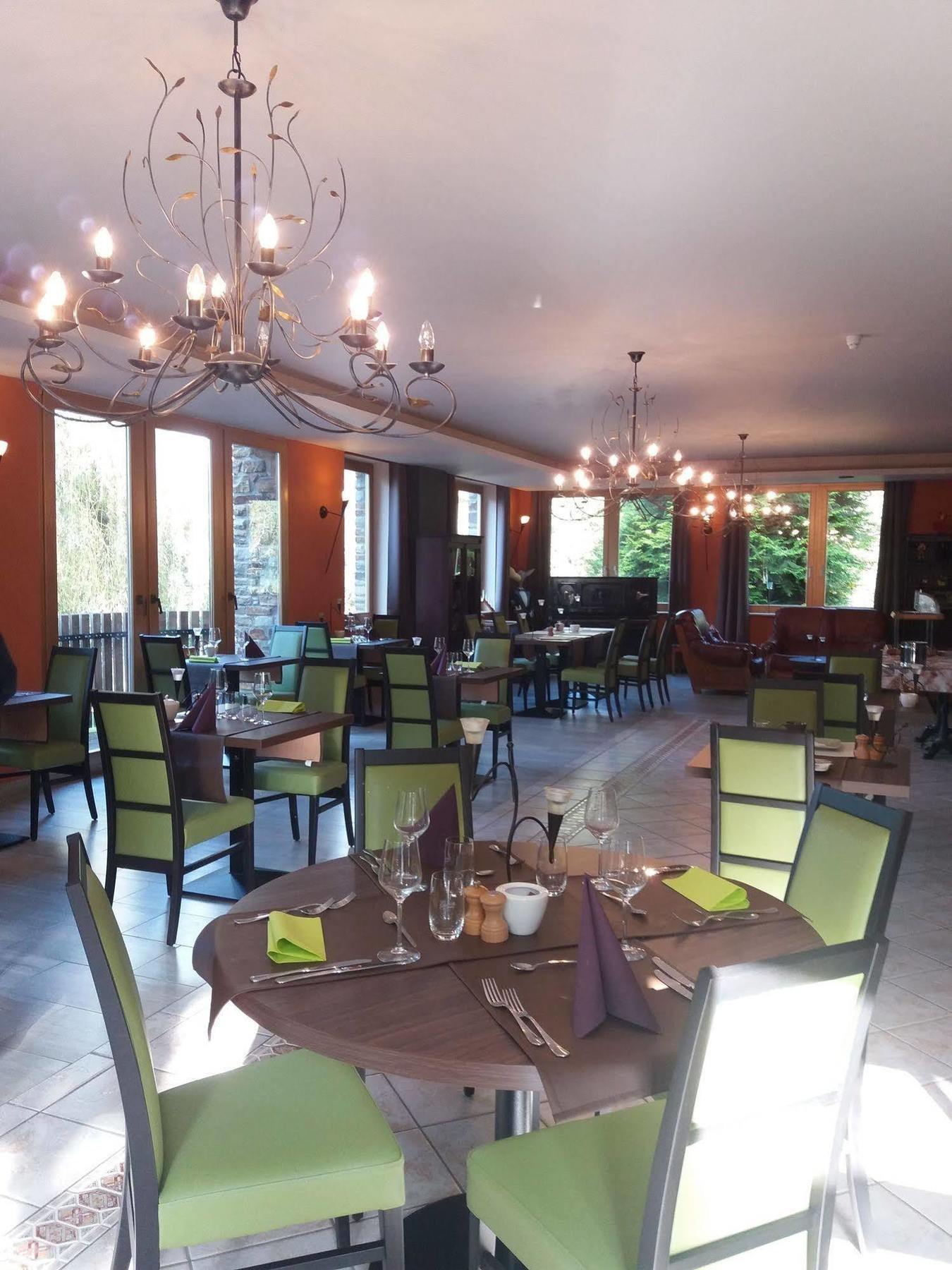 Hotel Les 5 Ourthes Houffalize Bagian luar foto